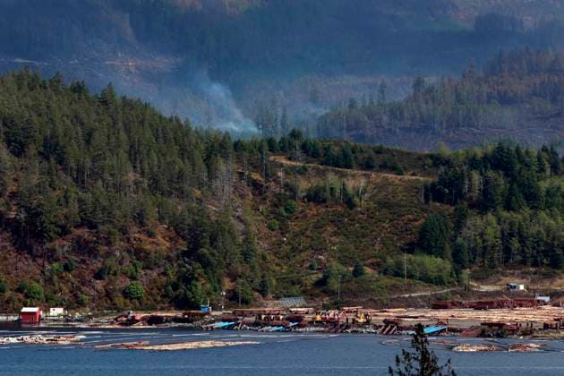 August 16, 2025, Port Alberni, Bc, CAN: Smoke can be seen above Franklin Forest Products below the Underwood Mountain wildfire looking across the Alberni Inlet south of Port Alberni, B.C., on Saturday, August 16, 2025. Port Alberni CAN  - ZUMAc35_ 20250816_zaf_c35_209 Copyright: xChadxHipolitox
