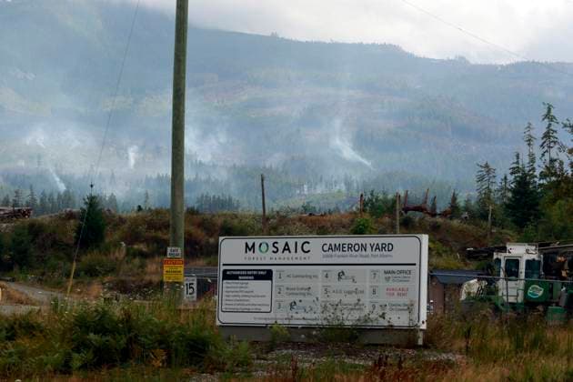 August 16, 2025, Port Alberni, Bc, CAN: Smoke can be seen on Underwood Mountain above Mosaic Forest Management s Cameron Yard south of Port Alberni, B.C., on Saturday, August 16, 2025. Port Alberni CAN  - ZUMAc35_ 20250816_zaf_c35_211 Copyright: xChadxHipolitox