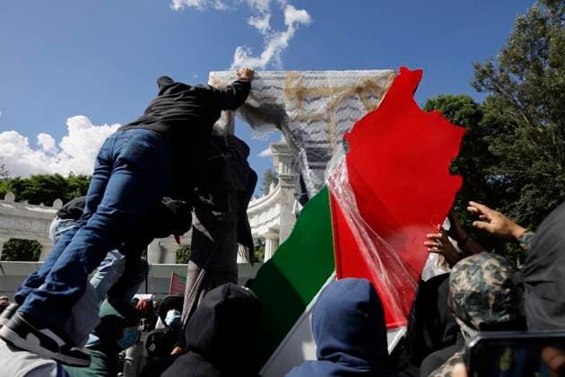 Installation Of Anti-Monument For Palestine In Mexico Activists and various pro-Palestinian organizations carry a structure to install the anti-monument, The Gate of Resistance and Life for Palestine, at the Juarez Hemicycle in Mexico City, Mexico, on August 16, 2025, in protest of the thousands of people who are killed in Gaza following attacks by the Israeli army for a year and a half, which continue to this day. Mexico City Mexico  Copyright: xGerardoxVieyrax originalFilename: vieyra-notitle250816_np2Lx.jpg