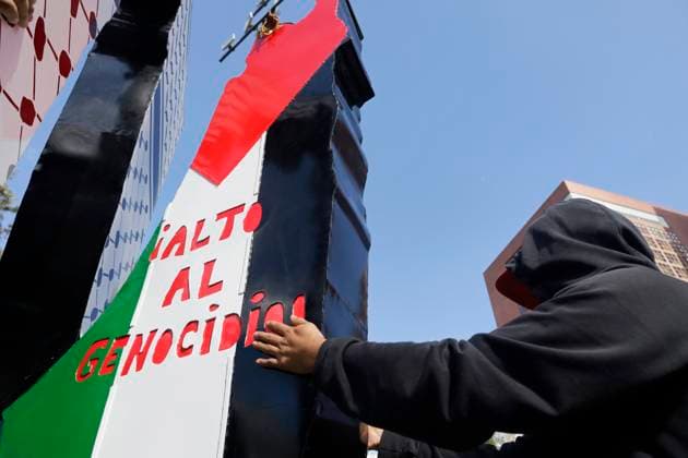 Installation Of Anti-Monument For Palestine In Mexico Pro-Palestinian activists install the anti-monument, The Gate of Resistance and Life for Palestine, at the Juarez Hemicycle in Mexico City, Mexico, on August 16, 2025, in protest of the thousands of people who have been killed in Gaza following attacks by the Israeli army for a year and a half, which continue to this day. Mexico City Mexico  Copyright: xGerardoxVieyrax originalFilename: vieyra-notitle250816_npDQU.jpg