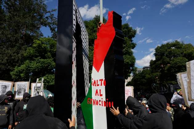 Installation Of Anti-Monument For Palestine In Mexico Activists and various pro-Palestinian organizations carry a structure to install the anti-monument, The Gate of Resistance and Life for Palestine, at the Juarez Hemicycle in Mexico City, Mexico, on August 16, 2025, in protest of the thousands of people who are killed in Gaza following attacks by the Israeli army for a year and a half, which continue to this day. Mexico City Mexico  Copyright: xGerardoxVieyrax originalFilename: vieyra-notitle250816_npnCg.jpg