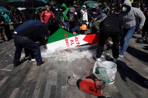 Installation Of Anti-Monument For Palestine In Mexico Pro-Palestinian activists install the anti-monument, The Gate of Resistance and Life for Palestine, at the Juarez Hemicycle in Mexico City, Mexico, on August 16, 2025, in protest of the thousands of people who have been killed in Gaza following attacks by the Israeli army for a year and a half, which continue to this day. Mexico City Mexico  Copyright: xGerardoxVieyrax originalFilename: vieyra-notitle250816_npOIy.jpg