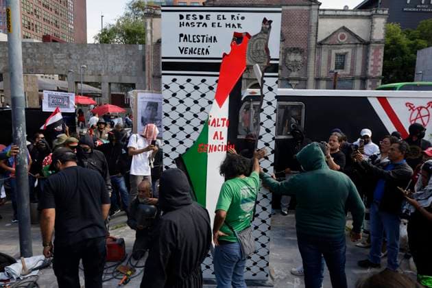 Installation Of Anti-Monument For Palestine In Mexico Pro-Palestinian activists install the anti-monument, The Gate of Resistance and Life for Palestine, at the Juarez Hemicycle in Mexico City, Mexico, on August 16, 2025, in protest of the thousands of people who have been killed in Gaza following attacks by the Israeli army for a year and a half, which continue to this day. Mexico City Mexico  Copyright: xGerardoxVieyrax originalFilename: vieyra-notitle250816_npryX.jpg