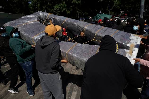 Installation Of Anti-Monument For Palestine In Mexico Activists and various pro-Palestinian organizations carry a structure to install the anti-monument, The Gate of Resistance and Life for Palestine, at the Juarez Hemicycle in Mexico City, Mexico, on August 16, 2025, in protest of the thousands of people who are killed in Gaza following attacks by the Israeli army for a year and a half, which continue to this day. Mexico City Mexico  Copyright: xGerardoxVieyrax originalFilename: vieyra-notitle250816_npTin.jpg