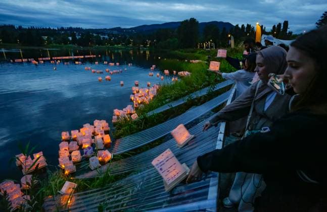 (250817) -- COQUITLAM, Aug. 17, 2025 -- People release water lanterns on the Lafarge Lake during the Water Lantern Festival in Coquitlam, British Columbia, Canada, Aug. 16, 2025. The event attracted hundreds of residents and visitors to enjoy the illuminated lanterns and share wishes for hope and joy. (Photo by Xinhua) CANADA-COQUITLAM-WATER LANTERN FESTIVAL LiangxSen 
