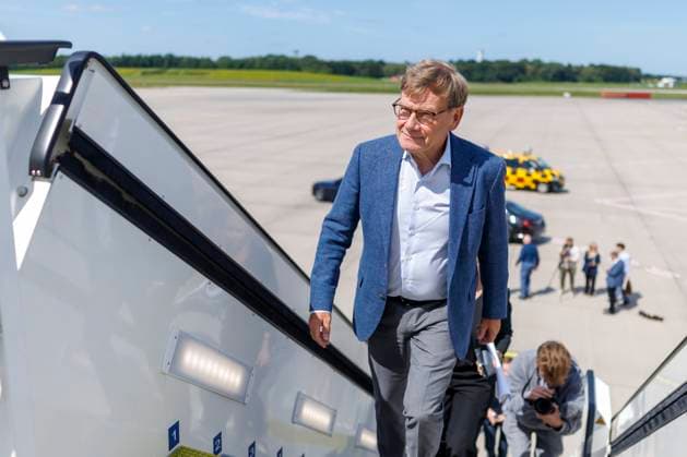 Johann Wadephul (CDU), Bundesaussenminister, reist nach Japan und Indonesien, hier beim Einstieg, in einem Airbus A350 der Flugbereitschaft BMVg, auf dem Flughafen Hamburg Berlin, 17.08.2025. Fotografiert im Auftrag des Auswaertigen Amtes Berlin Deutschland *** Johann Wadephul CDU , Federal Foreign Minister, traveling to Japan and Indonesia, here boarding an Airbus A350 of the BMVg air force, at Hamburg Berlin Airport, 17 08 2025 Photographed on behalf of the Federal Foreign Office Berlin Germany Copyright: xThomasxImo AAx