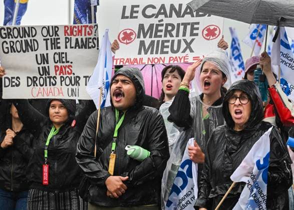 August 17, 2025, Montreal, Pq, Canada: Air Canada employees and union members protest outside the Air Canada headquarters in Montreal, Sunday, Aug. 17, 2025, after the federal government intervened in the labour dispute between the airline and the union representing its flight attendants, ordering binding arbitration and operations to resume. Montreal Canada  - ZUMAc35_ 20250817_zaf_c35_001 Copyright: xGrahamxHughesx