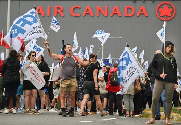 August 17, 2025, Montreal, Pq, Canada: People protest outside Air Canada headquarters in Montreal, Sunday, Aug. 17, 2025, after the federal government is intervened in the labour dispute between the airline and the union representing its flight attendants, ordering binding arbitration and operations to resume. Montreal Canada  - ZUMAc35_ 20250817_zaf_c35_002 Copyright: xGrahamxHughesx