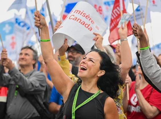 August 17, 2025, Montreal, Pq, Canada: Air Canada employees and union members protest outside the Air Canada headquarters in Montreal, Sunday, Aug. 17, 2025, after the federal government intervened in the labour dispute between the airline and the union representing its flight attendants, ordering binding arbitration and operations to resume. Montreal Canada  - ZUMAc35_ 20250817_zaf_c35_006 Copyright: xGrahamxHughesx
