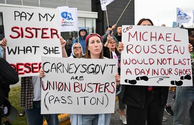 August 17, 2025, Montreal, Pq, Canada: Air Canada employees and union members protest outside the Air Canada headquarters in Montreal, Sunday, Aug. 17, 2025, after the federal government intervened in the labour dispute between the airline and the union representing its flight attendants, ordering binding arbitration and operations to resume. Montreal Canada  - ZUMAc35_ 20250817_zaf_c35_007 Copyright: xGrahamxHughesx