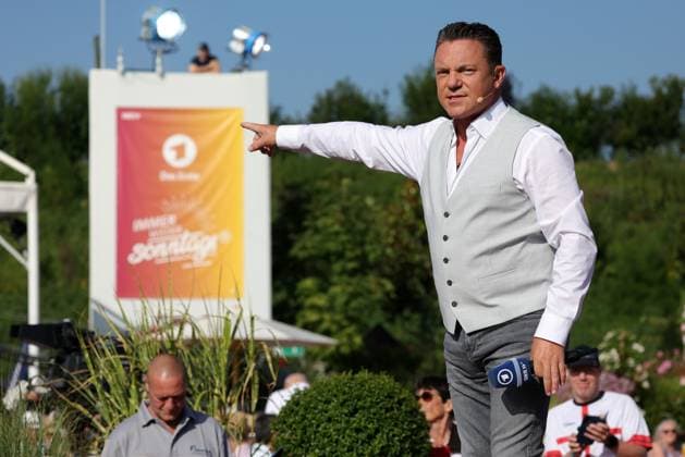Stefan Mross- Immer wieder sonntags, Folge 10 Moderator Stefan Mross. ARD-Unterhaltungsshow Immer wieder sonntags. TV-Aufzeichnung und Live-Übertragung vom 17.08.2025 aus dem Wasserpark Rulantica, Rust. Baden-Württemberg, Deutschland. *** Stefan Mross Immer wieder sonntags, Episode 10 Presenter Stefan Mross ARD entertainment show Immer wieder sonntags TV recording and live broadcast from 17 08 2025 from the water park Rulantica, Rust Baden Württemberg, Germany