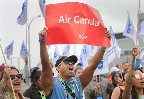 August 17, 2025, Montreal, Pq, Canada: Air Canada employees and union members protest outside the Air Canada headquarters in Montreal, Sunday, Aug. 17, 2025, after the federal government intervened in the labour dispute between the airline and the union representing its flight attendants, ordering binding arbitration and operations to resume. Montreal Canada  - ZUMAc35_ 20250817_zaf_c35_053 Copyright: xGrahamxHughesx