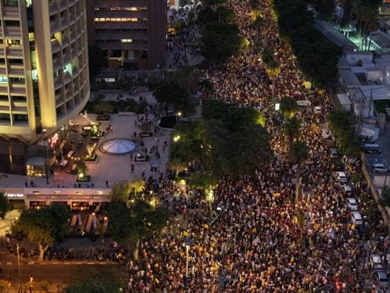 Thousands join anti-government general strike protests in Israel TEL AVIV, ISRAEL - AUGUST 17: People gather to stage a protest as part of a one-day general strike, demanding that the government abandon its decision to fully occupy Gaza City and sign a prisoner exchange agreement in Tel Aviv, Israel on August 17, 2025. Yair Palti Anadolu Tel Aviv Israel. Editorial use only. Please get in touch for any other usage.  Copyright: x2025xAnadoluxYairxPaltix