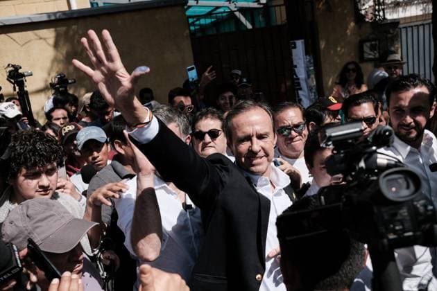 Presidential elections in Bolivia LA PAZ, BOLIVIA - AUGUST 17: Presidential candidate Jorge (Tuto) Quiroga waves to supporters after casting his vote during the 2025 presidential election in La Paz, Bolivia, on August 17, 2025. Bolivians went to the polls Sunday in an election that could see the governing leftist Movement Toward Socialism (MAS) party out of power for the first time in 20 years. Jorge Mateo Romay Salinas Anadolu La Paz Bolivia. Editorial use only. Please get in touch for any other usage.  Copyright: x2025xAnadoluxJorgexMateoxRomayxSalinasx