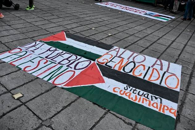 August 17, 2025, Mexico, Cdmx, Mexico: Hundreds of activists and pro-Palestine activists gathered at the Angel of Independence to demand a ceasefire, a ceasefire, and the attempted occupation by the State of Israel against the State of Palestine. The protesters marched along Paseo de la Reforma Avenue, where they were approached by Mexico City police officers. There were some attacks by police officers during the peaceful protest. All the contingents arrived at the JuoÂ¡rez Hemicycle, where they held a small sit-in in front of the new Anti-Palestine Monument in support of all the murders of civilians and journalists committed by BENJAMIN NETANYAHU. Mexico Mexico - ZUMAp204 20250817_zip_p204_006 Copyright: xJosuexPerezx