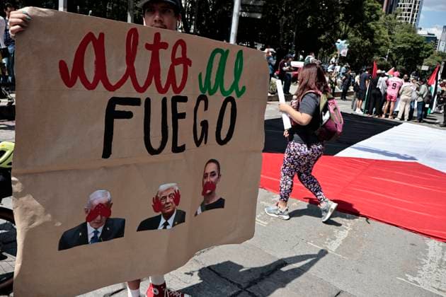 August 17, 2025, Mexico, Cdmx, Mexico: Hundreds of activists and pro-Palestine activists gathered at the Angel of Independence to demand a ceasefire, a ceasefire, and the attempted occupation by the State of Israel against the State of Palestine. The protesters marched along Paseo de la Reforma Avenue, where they were approached by Mexico City police officers. There were some attacks by police officers during the peaceful protest. All the contingents arrived at the JuoÂ¡rez Hemicycle, where they held a small sit-in in front of the new Anti-Palestine Monument in support of all the murders of civilians and journalists committed by BENJAMIN NETANYAHU. Mexico Mexico - ZUMAp204 20250817_zip_p204_008 Copyright: xJosuexPerezx