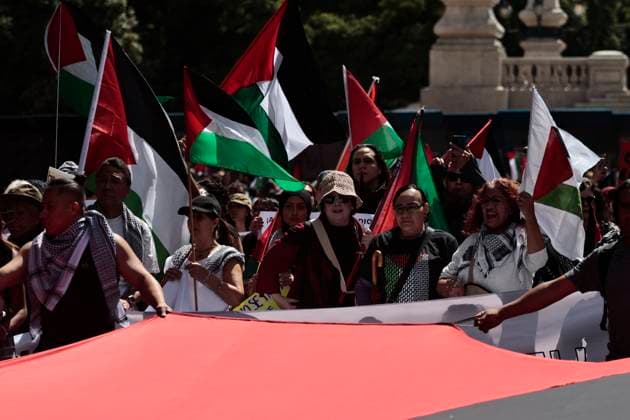 August 17, 2025, Mexico, Cdmx, Mexico: Hundreds of activists and pro-Palestine activists gathered at the Angel of Independence to demand a ceasefire, a ceasefire, and the attempted occupation by the State of Israel against the State of Palestine. The protesters marched along Paseo de la Reforma Avenue, where they were approached by Mexico City police officers. There were some attacks by police officers during the peaceful protest. All the contingents arrived at the JuoÂ¡rez Hemicycle, where they held a small sit-in in front of the new Anti-Palestine Monument in support of all the murders of civilians and journalists committed by BENJAMIN NETANYAHU. Mexico Mexico - ZUMAp204 20250817_zip_p204_010 Copyright: xJosuexPerezx