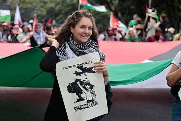August 17, 2025, Mexico, Cdmx, Mexico: Hundreds of activists and pro-Palestine activists gathered at the Angel of Independence to demand a ceasefire, a ceasefire, and the attempted occupation by the State of Israel against the State of Palestine. The protesters marched along Paseo de la Reforma Avenue, where they were approached by Mexico City police officers. There were some attacks by police officers during the peaceful protest. All the contingents arrived at the JuoÂ¡rez Hemicycle, where they held a small sit-in in front of the new Anti-Palestine Monument in support of all the murders of civilians and journalists committed by BENJAMIN NETANYAHU. Mexico Mexico - ZUMAp204 20250817_zip_p204_015 Copyright: xJosuexPerezx
