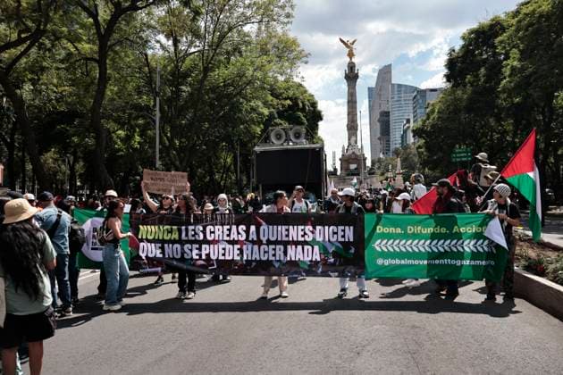 August 17, 2025, Mexico, Cdmx, Mexico: Hundreds of activists and pro-Palestine activists gathered at the Angel of Independence to demand a ceasefire, a ceasefire, and the attempted occupation by the State of Israel against the State of Palestine. The protesters marched along Paseo de la Reforma Avenue, where they were approached by Mexico City police officers. There were some attacks by police officers during the peaceful protest. All the contingents arrived at the JuoÂ¡rez Hemicycle, where they held a small sit-in in front of the new Anti-Palestine Monument in support of all the murders of civilians and journalists committed by BENJAMIN NETANYAHU. Mexico Mexico - ZUMAp204 20250817_zip_p204_013 Copyright: xJosuexPerezx