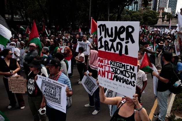 August 17, 2025, Mexico, Cdmx, Mexico: Hundreds of activists and pro-Palestine activists gathered at the Angel of Independence to demand a ceasefire, a ceasefire, and the attempted occupation by the State of Israel against the State of Palestine. The protesters marched along Paseo de la Reforma Avenue, where they were approached by Mexico City police officers. There were some attacks by police officers during the peaceful protest. All the contingents arrived at the JuoÂ¡rez Hemicycle, where they held a small sit-in in front of the new Anti-Palestine Monument in support of all the murders of civilians and journalists committed by BENJAMIN NETANYAHU. Mexico Mexico - ZUMAp204 20250817_zip_p204_017 Copyright: xJosuexPerezx