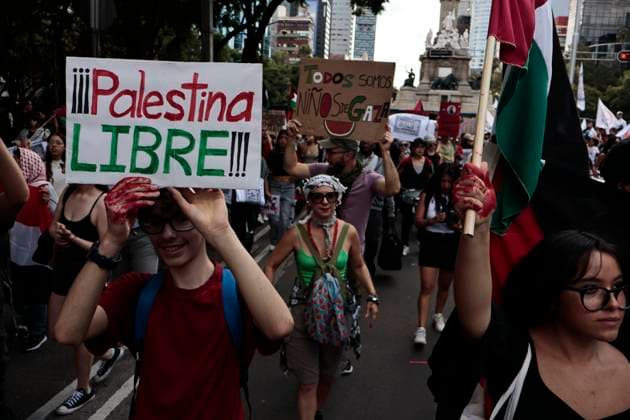 August 17, 2025, Mexico, Cdmx, Mexico: Hundreds of activists and pro-Palestine activists gathered at the Angel of Independence to demand a ceasefire, a ceasefire, and the attempted occupation by the State of Israel against the State of Palestine. The protesters marched along Paseo de la Reforma Avenue, where they were approached by Mexico City police officers. There were some attacks by police officers during the peaceful protest. All the contingents arrived at the JuoÂ¡rez Hemicycle, where they held a small sit-in in front of the new Anti-Palestine Monument in support of all the murders of civilians and journalists committed by BENJAMIN NETANYAHU. Mexico Mexico - ZUMAp204 20250817_zip_p204_023 Copyright: xJosuexPerezx