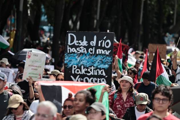 August 17, 2025, Mexico, Cdmx, Mexico: Hundreds of activists and pro-Palestine activists gathered at the Angel of Independence to demand a ceasefire, a ceasefire, and the attempted occupation by the State of Israel against the State of Palestine. The protesters marched along Paseo de la Reforma Avenue, where they were approached by Mexico City police officers. There were some attacks by police officers during the peaceful protest. All the contingents arrived at the JuoÂ¡rez Hemicycle, where they held a small sit-in in front of the new Anti-Palestine Monument in support of all the murders of civilians and journalists committed by BENJAMIN NETANYAHU. Mexico Mexico - ZUMAp204 20250817_zip_p204_031 Copyright: xJosuexPerezx