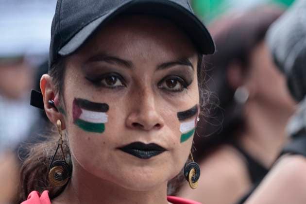 August 17, 2025, Mexico, Cdmx, Mexico: Hundreds of activists and pro-Palestine activists gathered at the Angel of Independence to demand a ceasefire, a ceasefire, and the attempted occupation by the State of Israel against the State of Palestine. The protesters marched along Paseo de la Reforma Avenue, where they were approached by Mexico City police officers. There were some attacks by police officers during the peaceful protest. All the contingents arrived at the JuoÂ¡rez Hemicycle, where they held a small sit-in in front of the new Anti-Palestine Monument in support of all the murders of civilians and journalists committed by BENJAMIN NETANYAHU. Mexico Mexico - ZUMAp204 20250817_zip_p204_028 Copyright: xJosuexPerezx