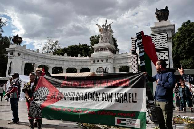 August 17, 2025, Mexico, Cdmx, Mexico: Hundreds of activists and pro-Palestine activists gathered at the Angel of Independence to demand a ceasefire, a ceasefire, and the attempted occupation by the State of Israel against the State of Palestine. The protesters marched along Paseo de la Reforma Avenue, where they were approached by Mexico City police officers. There were some attacks by police officers during the peaceful protest. All the contingents arrived at the JuoÂ¡rez Hemicycle, where they held a small sit-in in front of the new Anti-Palestine Monument in support of all the murders of civilians and journalists committed by BENJAMIN NETANYAHU. Mexico Mexico - ZUMAp204 20250817_zip_p204_048 Copyright: xJosuexPerezx