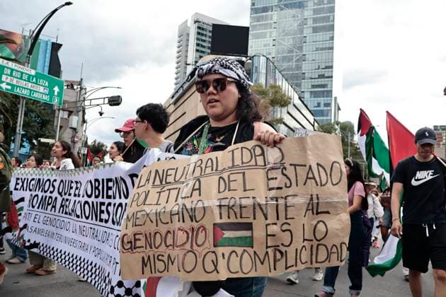 August 17, 2025, Mexico, Cdmx, Mexico: Hundreds of activists and pro-Palestine activists gathered at the Angel of Independence to demand a ceasefire, a ceasefire, and the attempted occupation by the State of Israel against the State of Palestine. The protesters marched along Paseo de la Reforma Avenue, where they were approached by Mexico City police officers. There were some attacks by police officers during the peaceful protest. All the contingents arrived at the JuoÂ¡rez Hemicycle, where they held a small sit-in in front of the new Anti-Palestine Monument in support of all the murders of civilians and journalists committed by BENJAMIN NETANYAHU. Mexico Mexico - ZUMAp204 20250817_zip_p204_047 Copyright: xJosuexPerezx