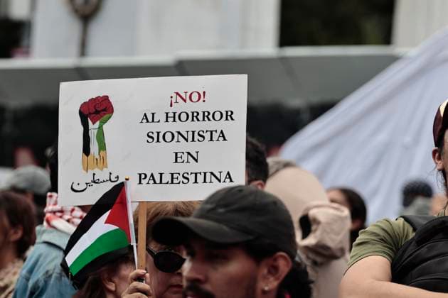 August 17, 2025, Mexico, Cdmx, Mexico: Hundreds of activists and pro-Palestine activists gathered at the Angel of Independence to demand a ceasefire, a ceasefire, and the attempted occupation by the State of Israel against the State of Palestine. The protesters marched along Paseo de la Reforma Avenue, where they were approached by Mexico City police officers. There were some attacks by police officers during the peaceful protest. All the contingents arrived at the JuoÂ¡rez Hemicycle, where they held a small sit-in in front of the new Anti-Palestine Monument in support of all the murders of civilians and journalists committed by BENJAMIN NETANYAHU. Mexico Mexico - ZUMAp204 20250817_zip_p204_056 Copyright: xJosuexPerezx