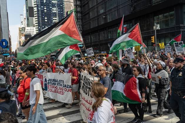 Protesters Gather To March In Solidarity With Gaza in New York, USA - 18 Aug 2025 Pro-Palestinian carry placards and banners as they march past Times Square during the Mass March for Humanity demonstration against the ongoing conflict and humanitarian crisis in Gaza. The WHO (World Health Organization) has warned that public health conditions in Gaza are catastrophic, with hospitals operating far beyond capacity while deaths from malnutrition and disease are on the rise. New York City United States Copyright: xDerekxFrenchx xSOPAxImagesx NY_MassMarch4Humanity_0012