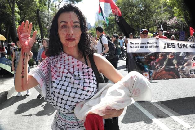 Pro-Palestinian demonstration in Mexico MEXICO CITY, MEXICO - AUGUST 17: A demonstrator holds a symbolic infant doll during a demonstration in solidarity with Gaza, in Mexico City, Mexico on August 17, 2025. Grace Hie Yoon Anadolu Mexico City Mexico. Editorial use only. Please get in touch for any other usage.  Copyright: x2025xAnadoluxGracexHiexYoonx