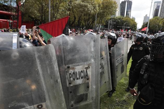 Pro-Palestinian demonstration in Mexico MEXICO CITY, MEXICO - AUGUST 17: Mexican police walk in formation as protesters march in solidarity with Gaza, in Mexico City, Mexico on August 17, 2025. Grace Hie Yoon Anadolu Mexico City Mexico. Editorial use only. Please get in touch for any other usage.  Copyright: x2025xAnadoluxGracexHiexYoonx