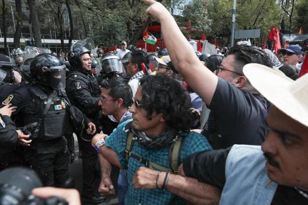 Pro-Palestinian demonstration in Mexico MEXICO CITY, MEXICO - AUGUST 17: A heavy police presence surrounds the protest as activists rally for Gaza, in Mexico City, Mexico on August 17, 2025. Grace Hie Yoon Anadolu Mexico City Mexico. Editorial use only. Please get in touch for any other usage.  Copyright: x2025xAnadoluxGracexHiexYoonx