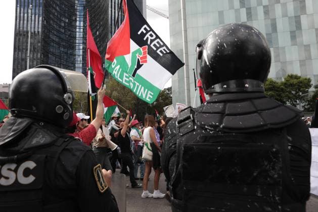 Pro-Palestinian demonstration in Mexico MEXICO CITY, MEXICO - AUGUST 17: Protesters are flanked by police as they march through downtown Mexico City in solidarity with Gaza, in Mexico on August 17, 2025. Grace Hie Yoon Anadolu Mexico City Mexico. Editorial use only. Please get in touch for any other usage.  Copyright: x2025xAnadoluxGracexHiexYoonx