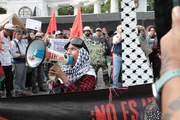 Pro-Palestinian demonstration in Mexico MEXICO CITY, MEXICO - AUGUST 17: Young activist calls for a free Palestine during a demonstration in Mexico City, Mexico on August 17, 2025. Grace Hie Yoon Anadolu Mexico City Mexico. Editorial use only. Please get in touch for any other usage.  Copyright: x2025xAnadoluxGracexHiexYoonx