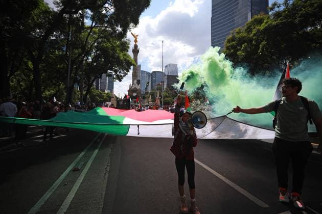 Pro-Palestinian demonstration in Mexico City MEXICO CITY, MEXICO - AUGUST 17: Pro-Palestinian demonstrators hold flags and banners during a rally in support of Gaza, at Reforma Avenue, in Mexico City, Mexico on August 17, 2025. Hundreds of people gathered to take part in a demonstration in support of Gaza, demanding free access for the humanitarian aid and food to the people in Gaza. Daniel Cardenas Anadolu Mexico City Mexico. Editorial use only. Please get in touch for any other usage.  Copyright: x2025xAnadoluxDanielxCardenasx