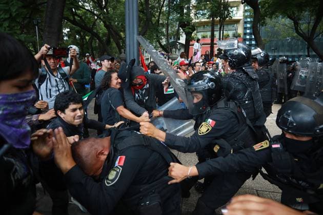 Pro-Palestinian demonstration in Mexico City MEXICO CITY, MEXICO - AUGUST 17: Demonstrators clash with the police during a rally in support of Gaza, at Reforma Avenue, in Mexico City, Mexico on August 17, 2025. Hundreds of people gathered to take part in a demonstration in support of Gaza, demanding free access for the humanitarian aid and food to the people in Gaza. Daniel Cardenas Anadolu Mexico City Mexico. Editorial use only. Please get in touch for any other usage.  Copyright: x2025xAnadoluxDanielxCardenasx