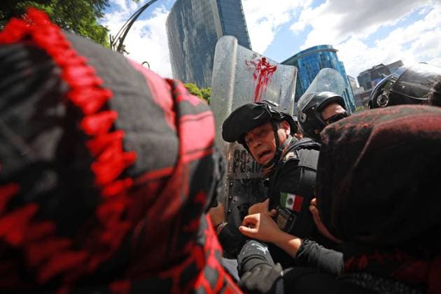 Pro-Palestinian demonstration in Mexico City MEXICO CITY, MEXICO - AUGUST 17: Demonstrators clash with the police during a rally in support of Gaza, at Reforma Avenue, in Mexico City, Mexico on August 17, 2025. Hundreds of people gathered to take part in a demonstration in support of Gaza, demanding free access for the humanitarian aid and food to the people in Gaza. Daniel Cardenas Anadolu Mexico City Mexico. Editorial use only. Please get in touch for any other usage.  Copyright: x2025xAnadoluxDanielxCardenasx