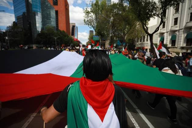 Pro-Palestinian demonstration in Mexico City MEXICO CITY, MEXICO - AUGUST 17: Pro-Palestinian demonstrators hold flags during a rally in support of Gaza, at Reforma Avenue, in Mexico City, Mexico on August 17, 2025. Hundreds of people gathered to take part in a demonstration in support of Gaza, demanding free access for the humanitarian aid and food to the people in Gaza. Daniel Cardenas Anadolu Mexico City Mexico. Editorial use only. Please get in touch for any other usage.  Copyright: x2025xAnadoluxDanielxCardenasx