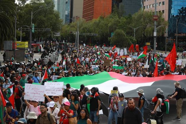 Pro-Palestinian demonstration in Mexico City MEXICO CITY, MEXICO - AUGUST 17: Pro-Palestinian demonstrators hold flags and banners during a rally in support of Gaza, at Reforma Avenue, in Mexico City, Mexico on August 17, 2025. Hundreds of people gathered to take part in a demonstration in support of Gaza, demanding free access for the humanitarian aid and food to the people in Gaza. Daniel Cardenas Anadolu Mexico City Mexico. Editorial use only. Please get in touch for any other usage.  Copyright: x2025xAnadoluxDanielxCardenasx