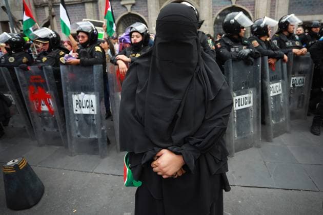 Pro-Palestinian demonstration in Mexico City MEXICO CITY, MEXICO - AUGUST 17: A woman takes part in a rally in support of Gaza as police guard, at Reforma Avenue, in Mexico City, Mexico on August 17, 2025. Hundreds of people gathered to take part in a demonstration in support of Gaza, demanding free access for the humanitarian aid and food to the people in Gaza. Daniel Cardenas Anadolu Mexico City Mexico. Editorial use only. Please get in touch for any other usage.  Copyright: x2025xAnadoluxDanielxCardenasx
