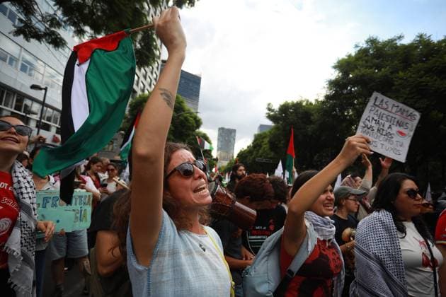 Pro-Palestinian demonstration in Mexico City MEXICO CITY, MEXICO - AUGUST 17: Pro-Palestinian demonstrators hold flags and banners during a rally in support of Gaza, at Reforma Avenue, in Mexico City, Mexico on August 17, 2025. Hundreds of people gathered to take part in a demonstration in support of Gaza, demanding free access for the humanitarian aid and food to the people in Gaza. Daniel Cardenas Anadolu Mexico City Mexico. Editorial use only. Please get in touch for any other usage.  Copyright: x2025xAnadoluxDanielxCardenasx
