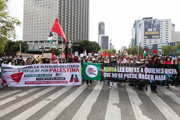 August 17, 2025, Mexico City, Mexico: The Mexico for Palestine march, convened by the Interuniversity and Popular Assembly, began at the Angel of Independence and headed toward the Chamber of Deputies to highlight the violence in Gaza and the West Bank and demand the severance of diplomatic and economic relations with Israel. During the event, clashes broke out between protesters and the police. Mexico City Mexico - ZUMAl178 20250817_znp_l178_003 Copyright: xCristianxLeyvax