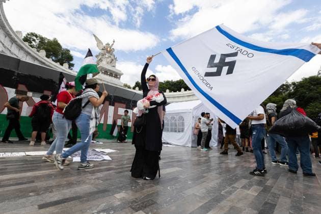 August 17, 2025, Mexico City, Mexico: The Mexico for Palestine march, convened by the Interuniversity and Popular Assembly, began at the Angel of Independence and headed toward the Chamber of Deputies to highlight the violence in Gaza and the West Bank and demand the severance of diplomatic and economic relations with Israel. During the event, clashes broke out between protesters and the police. Mexico City Mexico - ZUMAl178 20250817_znp_l178_007 Copyright: xCristianxLeyvax