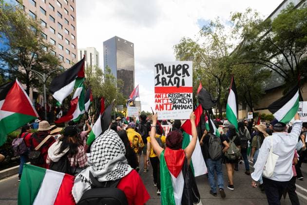 August 17, 2025, Mexico City, Mexico: The Mexico for Palestine march, convened by the Interuniversity and Popular Assembly, began at the Angel of Independence and headed toward the Chamber of Deputies to highlight the violence in Gaza and the West Bank and demand the severance of diplomatic and economic relations with Israel. During the event, clashes broke out between protesters and the police. Mexico City Mexico - ZUMAl178 20250817_znp_l178_013 Copyright: xCristianxLeyvax