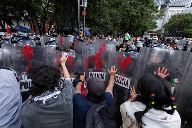 August 17, 2025, Mexico City, Mexico: The Mexico for Palestine march, convened by the Interuniversity and Popular Assembly, began at the Angel of Independence and headed toward the Chamber of Deputies to highlight the violence in Gaza and the West Bank and demand the severance of diplomatic and economic relations with Israel. During the event, clashes broke out between protesters and the police. Mexico City Mexico - ZUMAl178 20250817_znp_l178_014 Copyright: xCristianxLeyvax