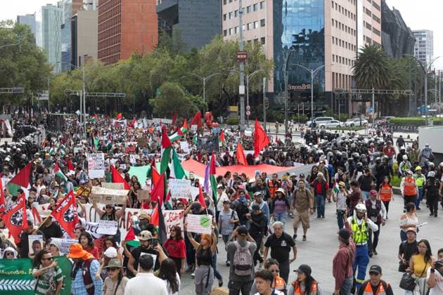 August 17, 2025, Mexico City, Mexico: The Mexico for Palestine march, convened by the Interuniversity and Popular Assembly, began at the Angel of Independence and headed toward the Chamber of Deputies to highlight the violence in Gaza and the West Bank and demand the severance of diplomatic and economic relations with Israel. During the event, clashes broke out between protesters and the police. Mexico City Mexico - ZUMAl178 20250817_znp_l178_018 Copyright: xCristianxLeyvax