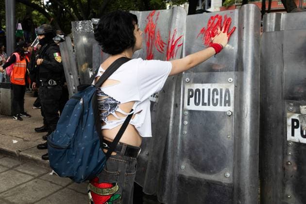 August 17, 2025, Mexico City, Mexico: The Mexico for Palestine march, convened by the Interuniversity and Popular Assembly, began at the Angel of Independence and headed toward the Chamber of Deputies to highlight the violence in Gaza and the West Bank and demand the severance of diplomatic and economic relations with Israel. During the event, clashes broke out between protesters and the police. Mexico City Mexico - ZUMAl178 20250817_znp_l178_019 Copyright: xCristianxLeyvax