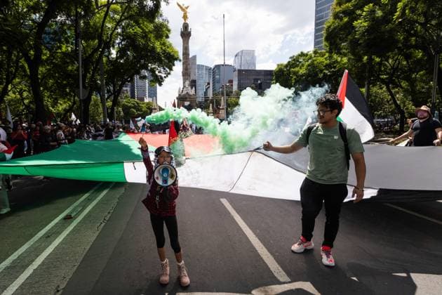 August 17, 2025, Mexico City, Mexico: The Mexico for Palestine march, convened by the Interuniversity and Popular Assembly, began at the Angel of Independence and headed toward the Chamber of Deputies to highlight the violence in Gaza and the West Bank and demand the severance of diplomatic and economic relations with Israel. During the event, clashes broke out between protesters and the police. Mexico City Mexico - ZUMAl178 20250817_znp_l178_025 Copyright: xCristianxLeyvax
